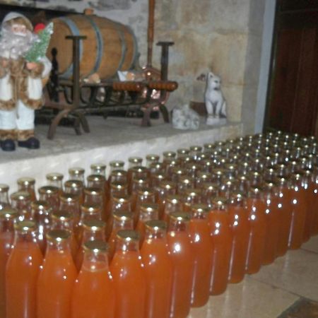 La Roulotte De Pommette Et Billy Bed & Breakfast La Hoguette Екстериор снимка