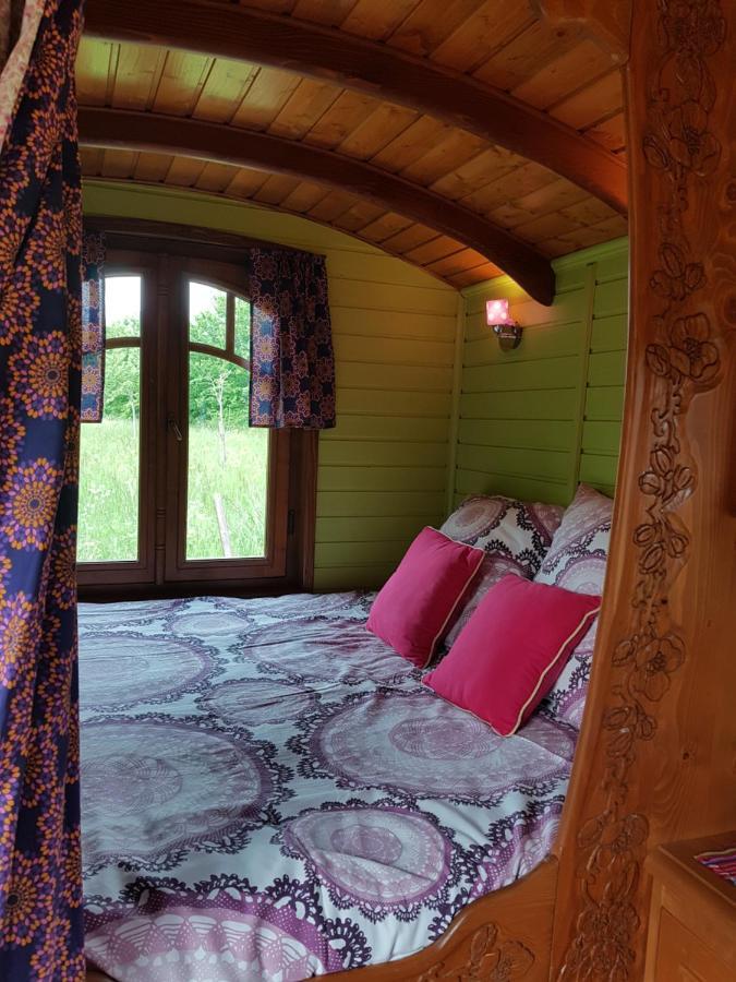La Roulotte De Pommette Et Billy Bed & Breakfast La Hoguette Екстериор снимка