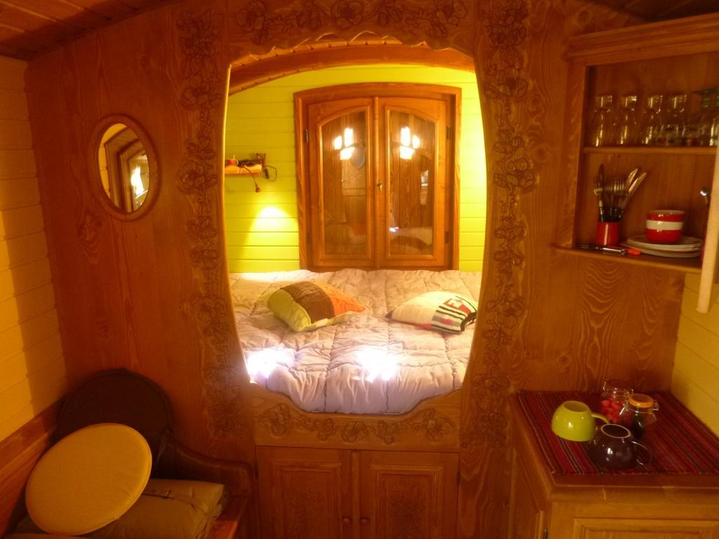 La Roulotte De Pommette Et Billy Bed & Breakfast La Hoguette Стая снимка