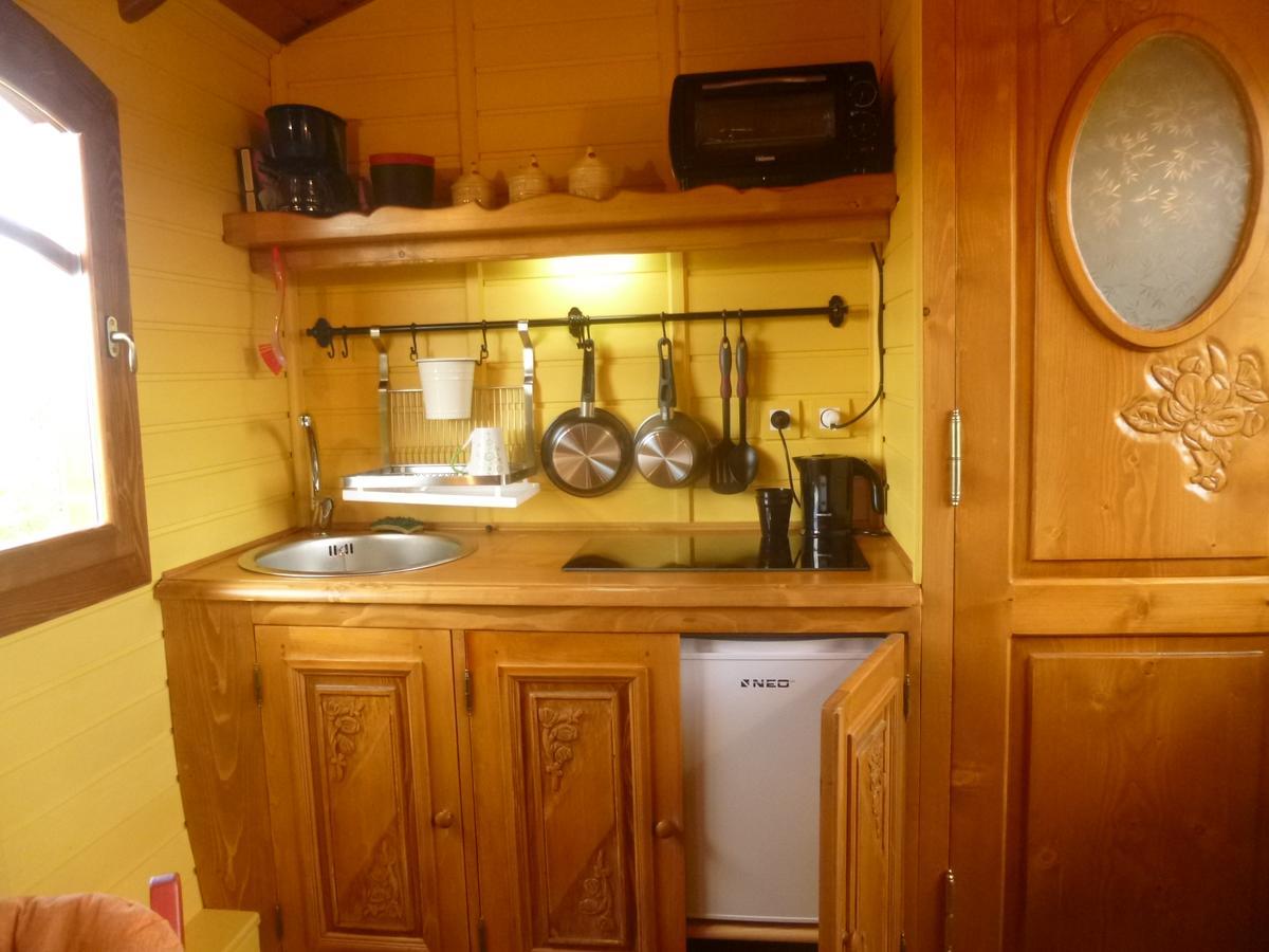 La Roulotte De Pommette Et Billy Bed & Breakfast La Hoguette Екстериор снимка