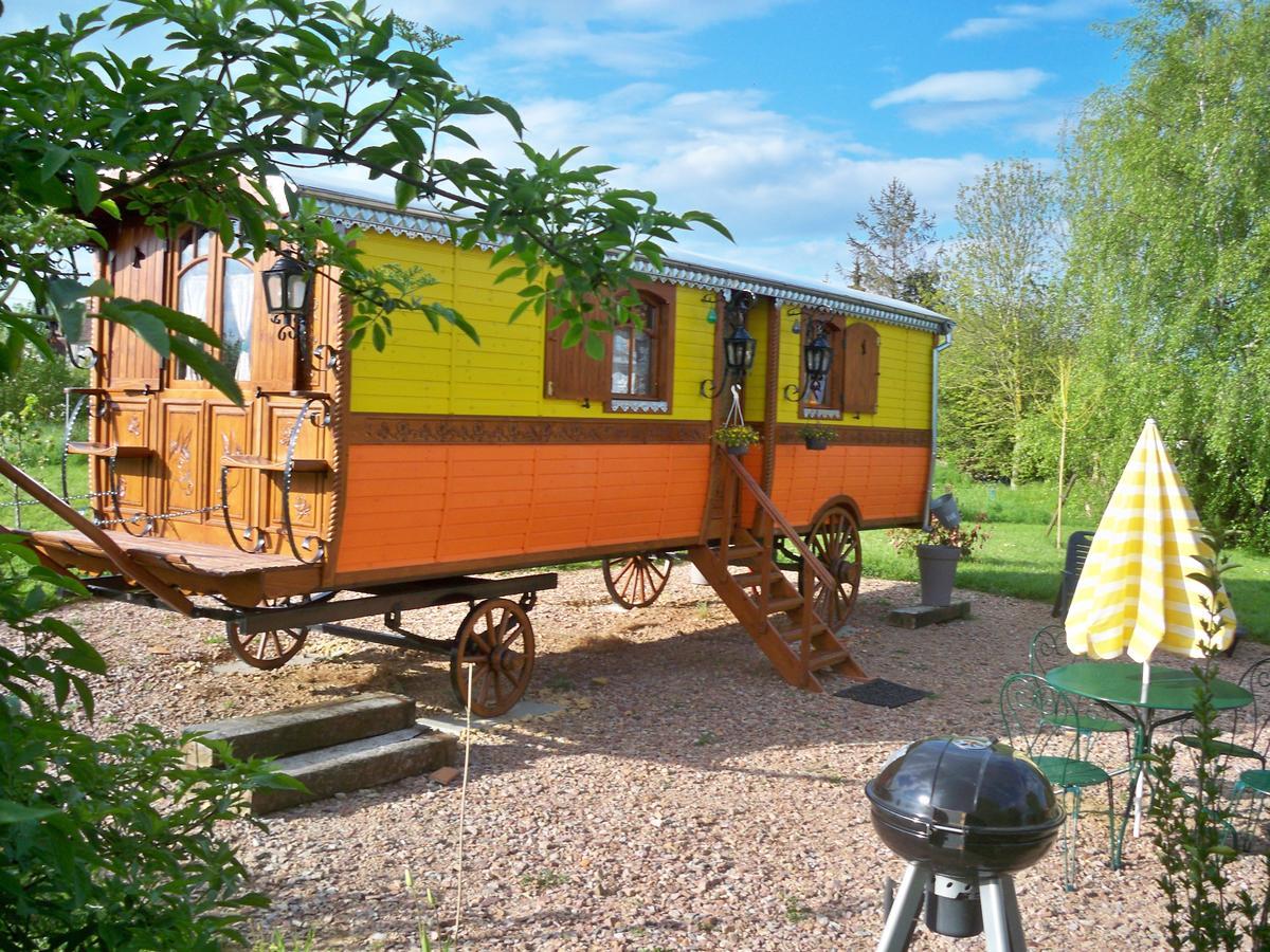 La Roulotte De Pommette Et Billy Bed & Breakfast La Hoguette Екстериор снимка