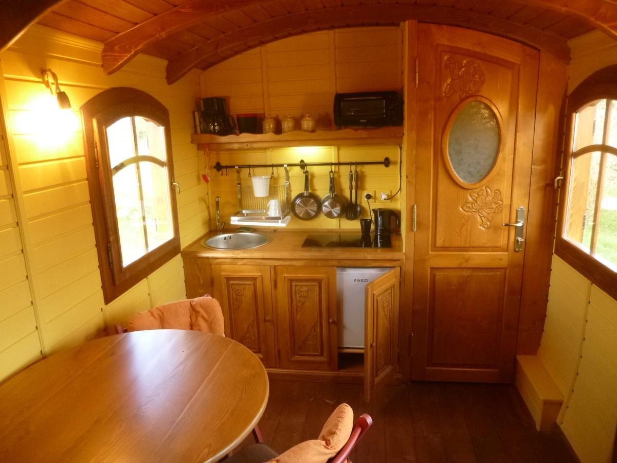 La Roulotte De Pommette Et Billy Bed & Breakfast La Hoguette Екстериор снимка