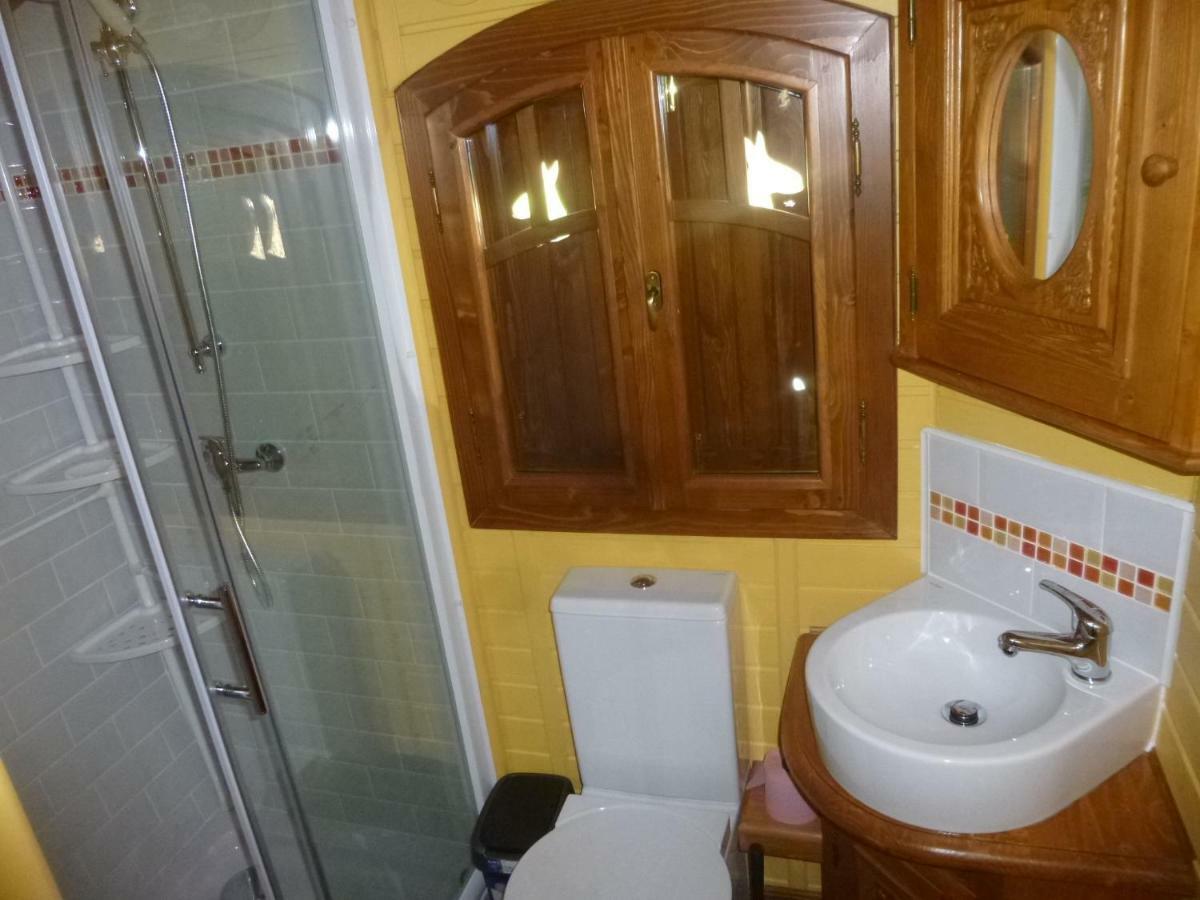 La Roulotte De Pommette Et Billy Bed & Breakfast La Hoguette Екстериор снимка