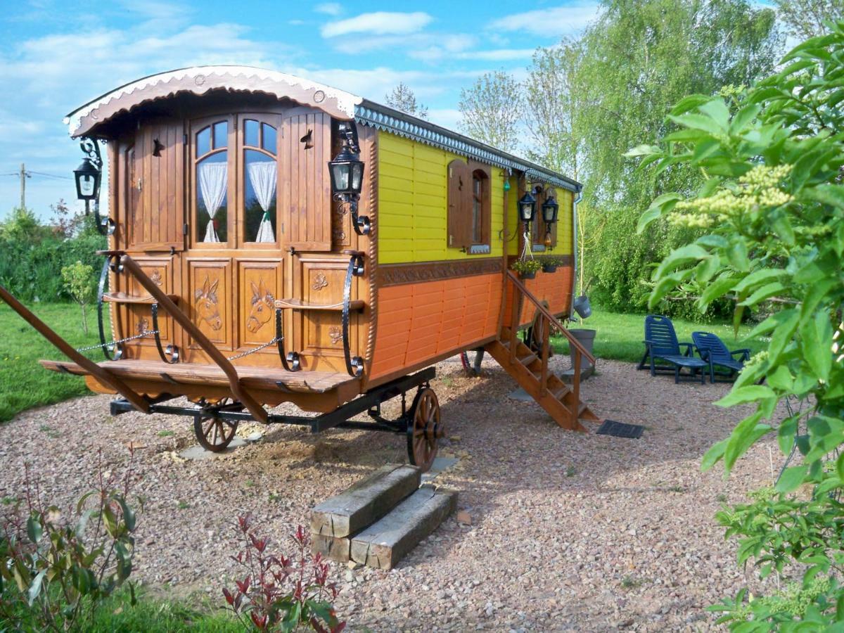 La Roulotte De Pommette Et Billy Bed & Breakfast La Hoguette Екстериор снимка